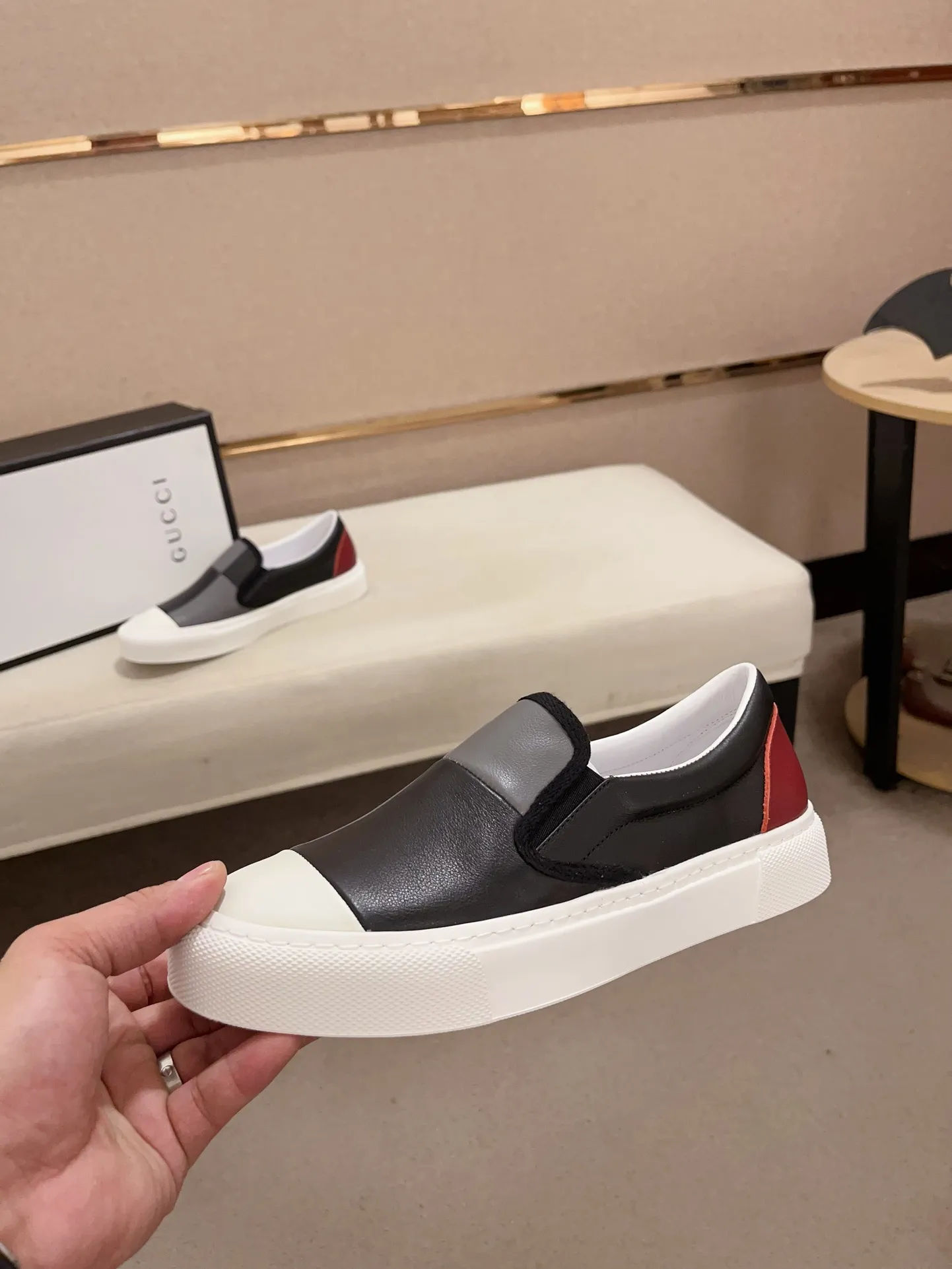 Men's shoes💰 440💰The new GUCCI (Gucci) counters are launched simultaneously. The new men's shoes, 😘fabrics are selected from imported cowhide, and the lining is sheepskin lining. 👍🏿 High-end ☄️ air-cushion molded anti-slip rubber outsole, exquisite lines, simple and elegant, comfortable and high-end for leisure travel. Code number: 38 to 44 (45 can be customized and cannot be returned or exchanged)